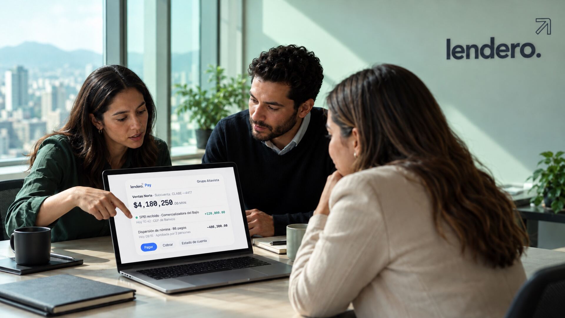 Dos asesoras de Lendero y un cliente revisando LenderoPay en una laptop